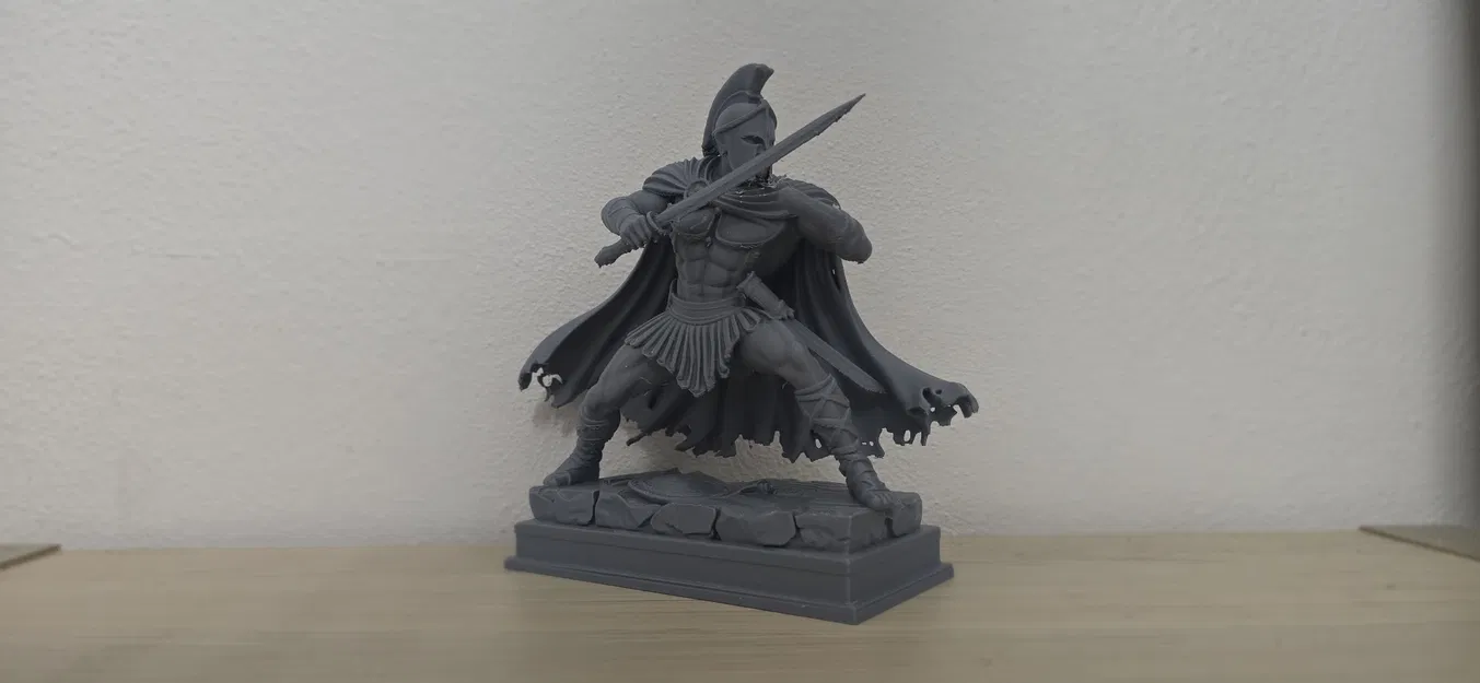 Chiến binh Spartan trong tư thế thủ kiếm phòng thủ - Image 1