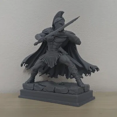 Chiến binh Spartan trong tư thế thủ kiếm phòng thủ