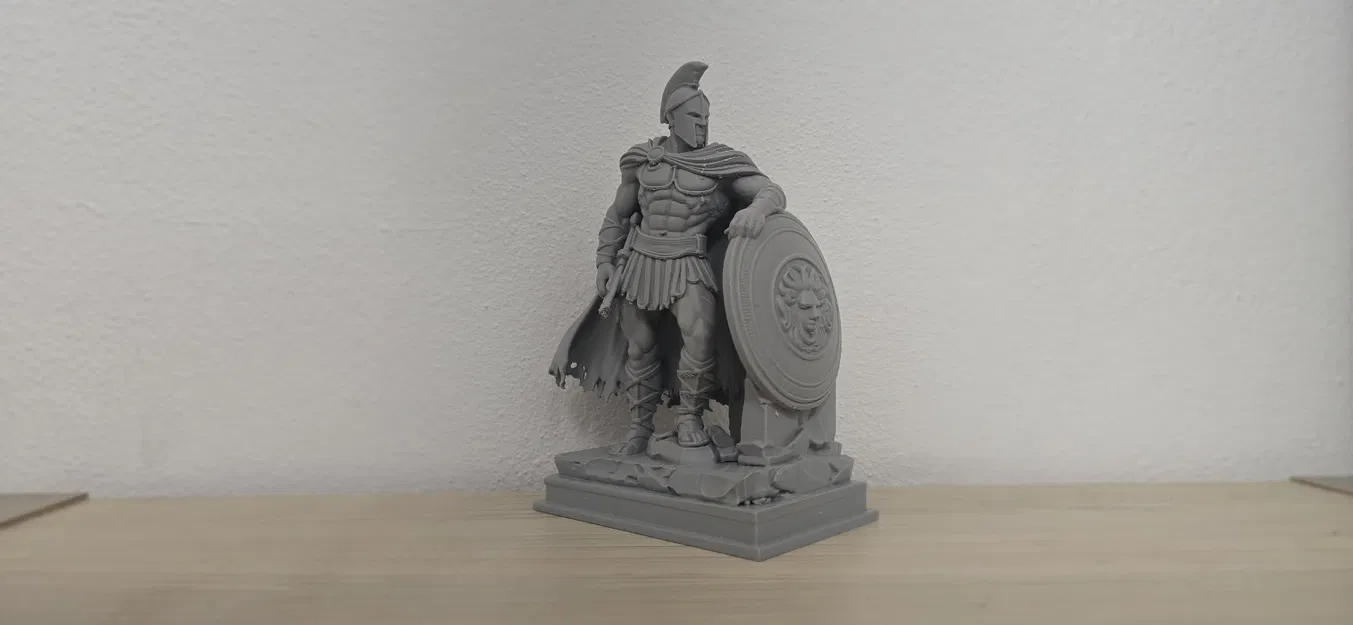 Chiến binh Spartan đang nghỉ ngơi với khiên Medusa - Image 1