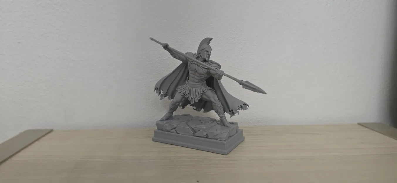 Chiến binh Spartan cầm giáo trong tư thế chiến đấu - Image 1