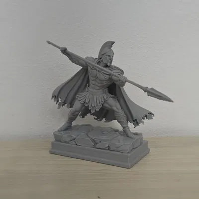 Chiến binh Spartan cầm giáo trong tư thế chiến đấu