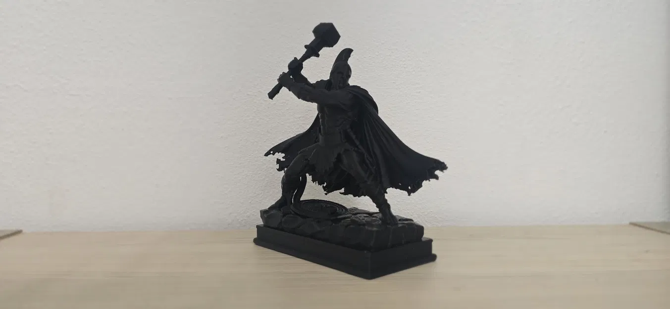 Chiến binh Spartan màu đen với búa chiến hạng nặng - Image 1