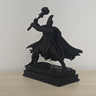 Chiến binh Spartan màu đen với búa chiến hạng nặng