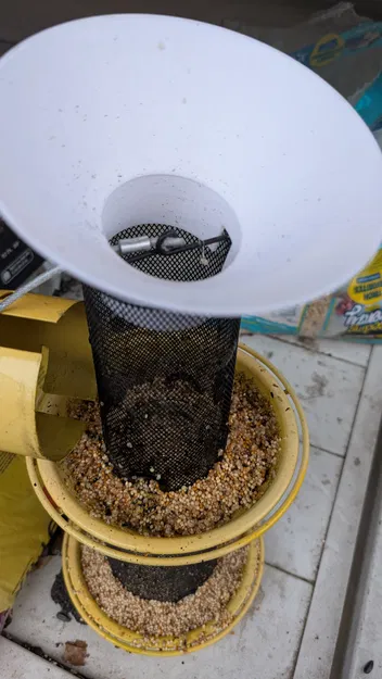 Phễu đổ thức ăn cho máng chim (Birdfeeder funnel) - Image 2
