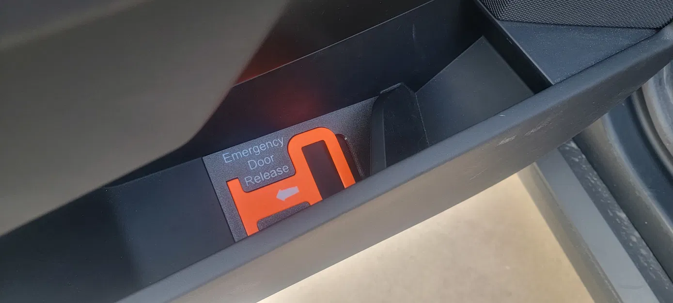 Tay mở cửa khẩn cấp phía sau cho Cybertruck - Image 1