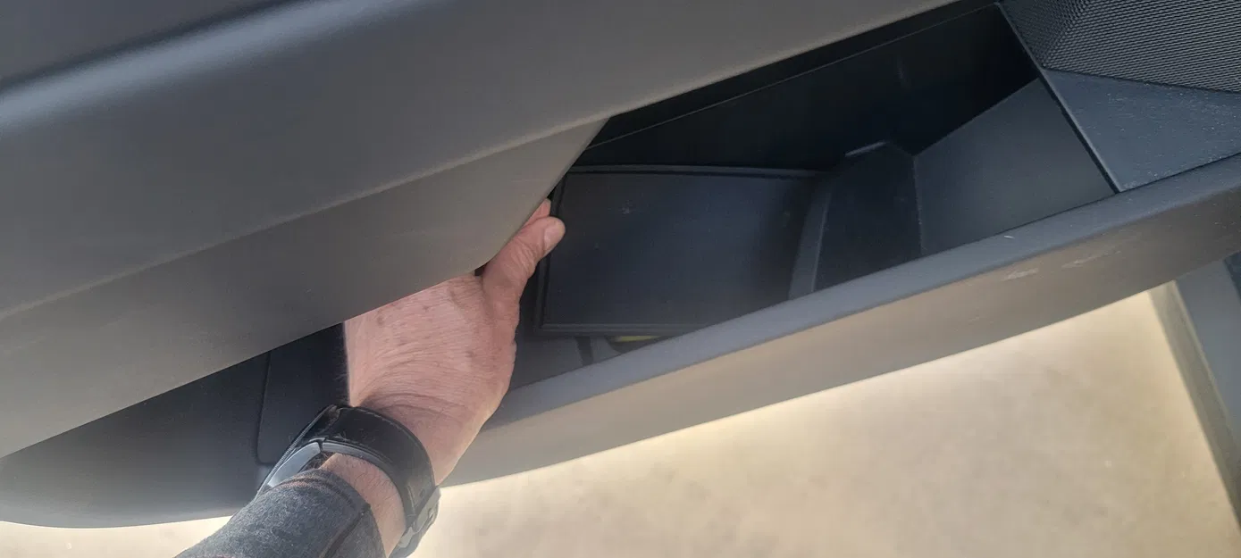 Tay mở cửa khẩn cấp phía sau cho Cybertruck - Image 2