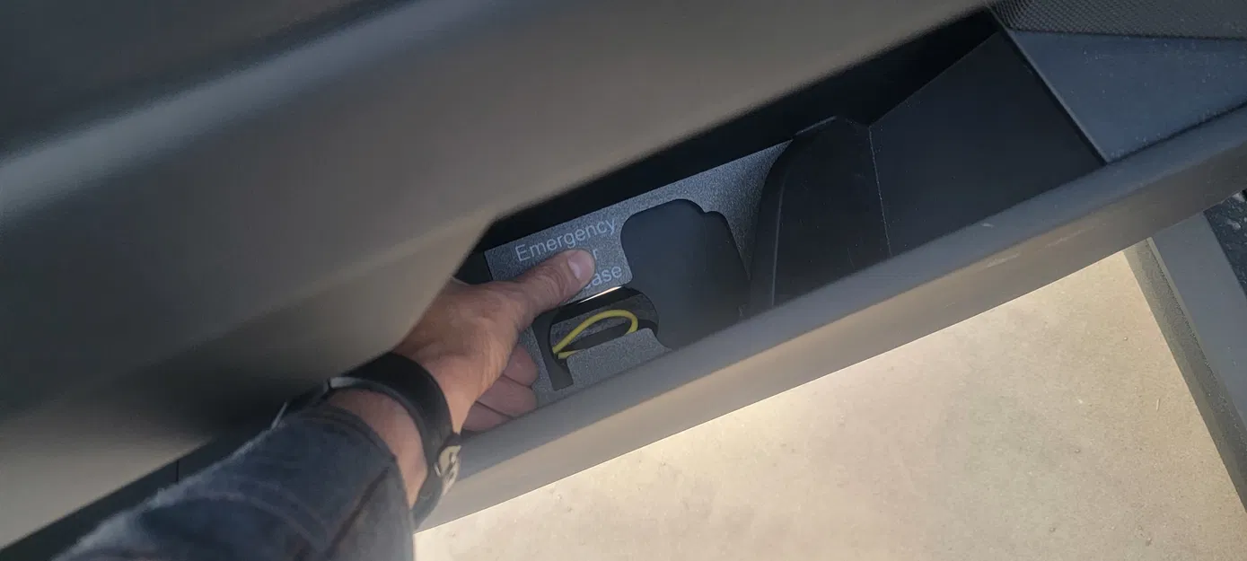 Tay mở cửa khẩn cấp phía sau cho Cybertruck - Image 3