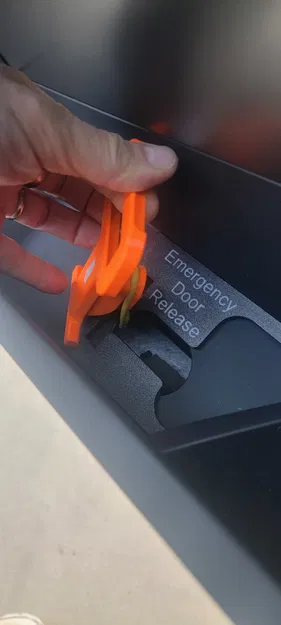 Tay mở cửa khẩn cấp phía sau cho Cybertruck - Image 4