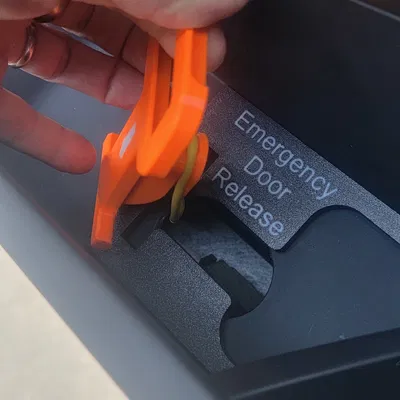 Tay mở cửa khẩn cấp phía sau cho Cybertruck