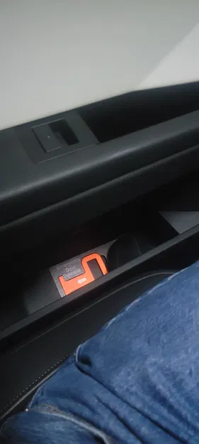 Tay mở cửa khẩn cấp phía sau cho Cybertruck - Image 5