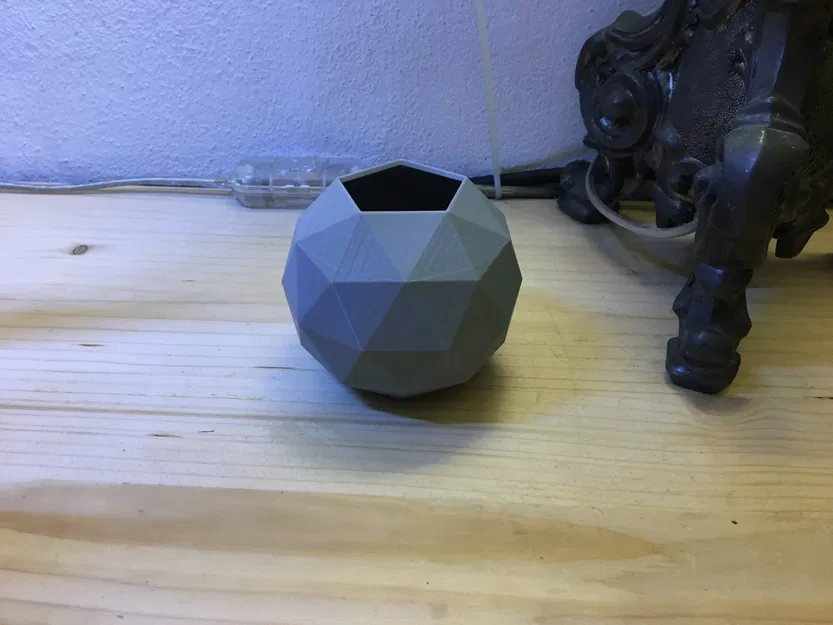 Bình cây (plants vase) thiết kế tam giác - Image 1