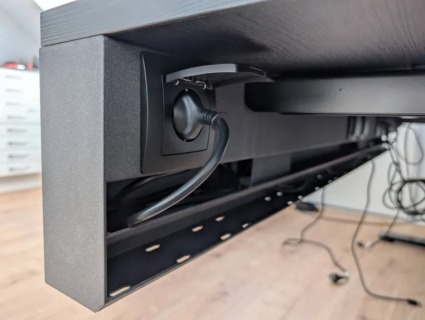 Hệ thống đi dây dưới bàn với khay đôi và ổ cắm điện - Image 1