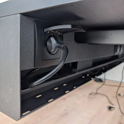 Hệ thống đi dây dưới bàn với khay đôi và ổ cắm điện