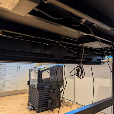 Hệ thống đi dây dưới bàn với khay đôi và ổ cắm điện