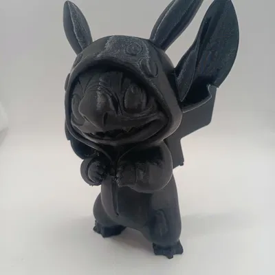 Stitch mặc bộ đồ Pikachu (kigurumi) – mô hình mini để bàn