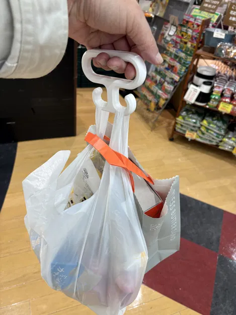 Móc xách túi giúp cầm túi nhựa thoải mái hơn - Image 1