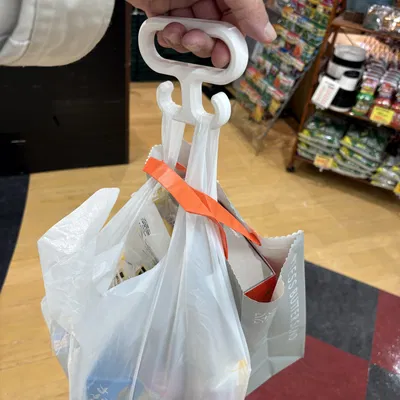 Móc xách túi giúp cầm túi nhựa thoải mái hơn