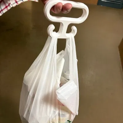 Móc xách túi giúp cầm túi nhựa thoải mái hơn