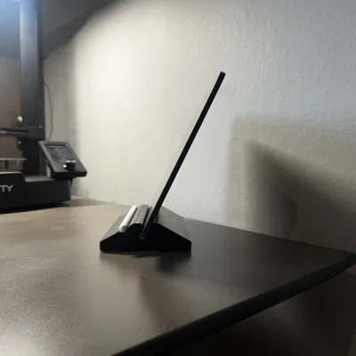 Giá đỡ Tablet kèm kệ để Stylus – đi dây sạc gọn, không cần supports