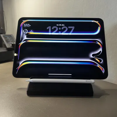 Giá đỡ Tablet kèm kệ để Stylus – đi dây sạc gọn, không cần supports