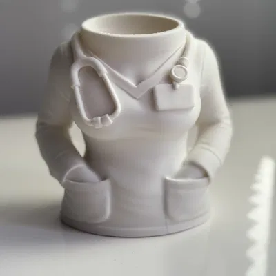 Ống Cắm Bút Áo Blouse Bác Sĩ – Organizer Bàn Làm Việc In 3D