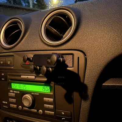 Ford Fiesta (Mark 5) - Thay khay đựng xu/Ngàm gắn điện thoại