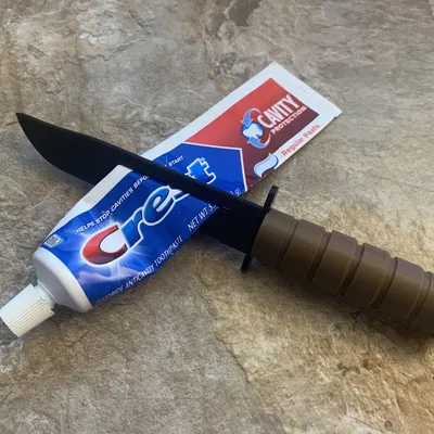 Dao đồ chơi KA-BAR kiêm dụng cụ bóp kem đánh răng (toothpaste squeezer/squeegee)