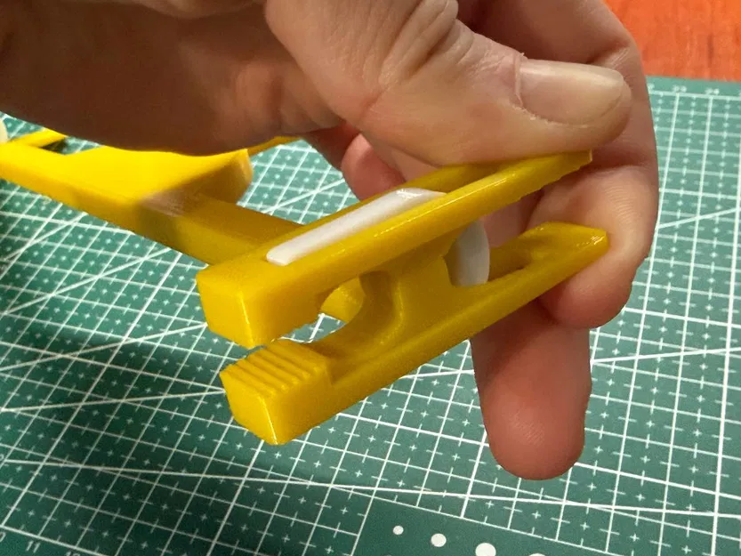 Móc treo quần trẻ em có kẹp (Kids pants HANGER with pegs) - Image 2