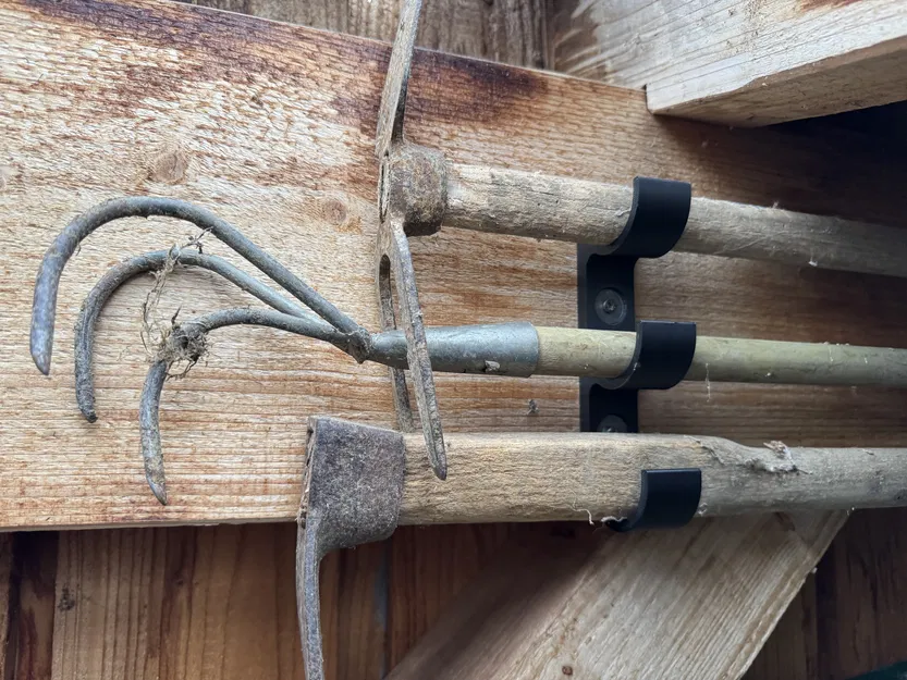 Giá Treo Dụng Cụ Làm Vườn (Móc Ba) - Image 1