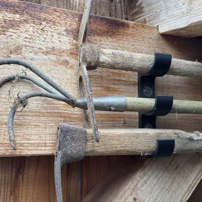 Giá Treo Dụng Cụ Làm Vườn (Móc Ba)