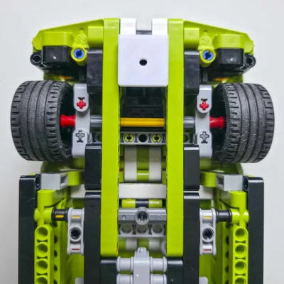 LEGO Technic Ford Mustang Shelby GT500 – Giá treo tường (dựng đầu xe lên)