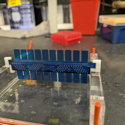 Miếng chêm lược gel electrophoresis (Gel electrophoresis comb shim)