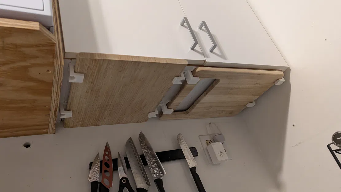 Giá treo thớt dưới tủ bếp – Giải phóng không gian mặt bàn! - Image 1
