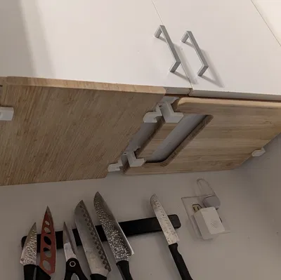 Giá treo thớt dưới tủ bếp – Giải phóng không gian mặt bàn!