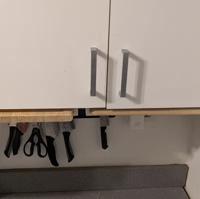 Giá treo thớt dưới tủ bếp – Giải phóng không gian mặt bàn!