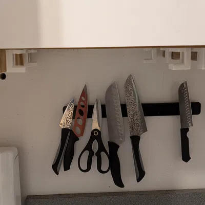 Giá treo thớt dưới tủ bếp – Giải phóng không gian mặt bàn!