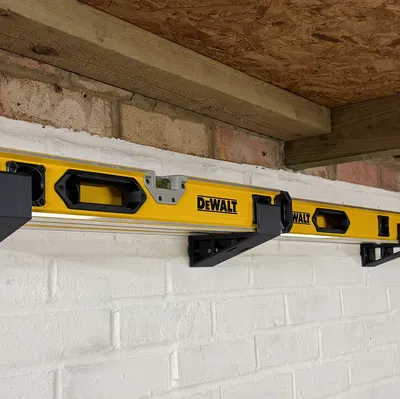 Giá Treo Thước Thủy (Spirit Level) Lên Tường