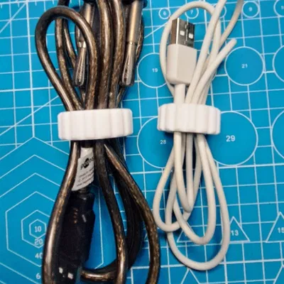 Kẹp giữ cáp USB (USB cable holder)