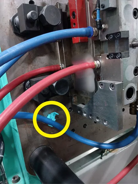 Kẹp/Giữ Ống Nước Platen cho Máy Ép Phun (Injection Molding Platen Hose Clip/Retainer) - Image 1