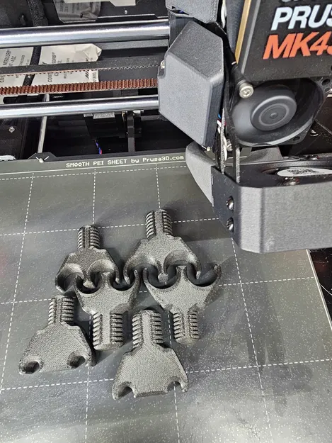 Kẹp/Giữ Ống Cho Platen Máy Ép Phun (Injection Molding Platen Hose Clip/Retainer) - Image 1