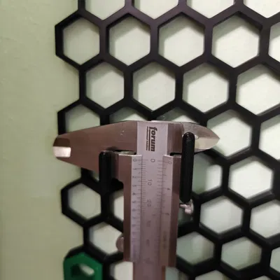 Giá treo thước kẹp gắn tường dạng honeycomb