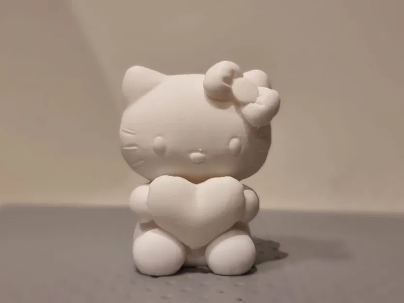 Tượng mô hình Hello Kitty cầm trái tim - Image 1