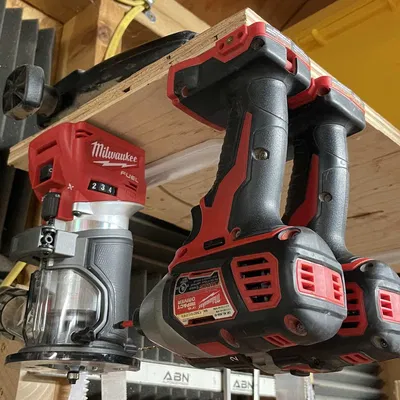 Milwaukee M18 Battery "clip" – Kẹp treo dụng cụ dưới kệ