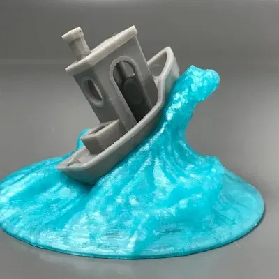 Benchy trên bệ sóng biển trưng bày