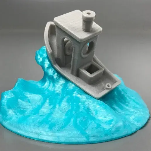 Benchy trên bệ sóng biển trưng bày - Image 2