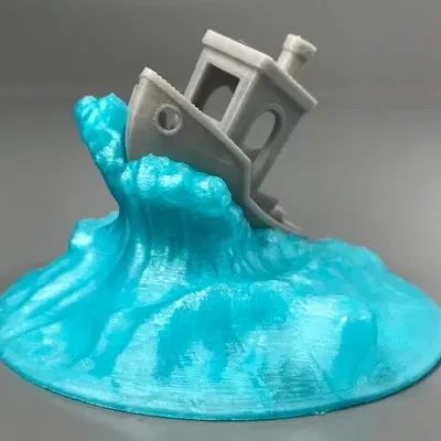 Benchy trên bệ sóng biển trưng bày