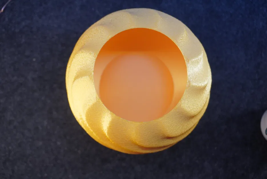 Bình hoa xoắn (Vase twisted) - Image 1