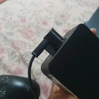 Ốp bảo vệ dây sạc laptop chống gãy ngay sát chân sạc