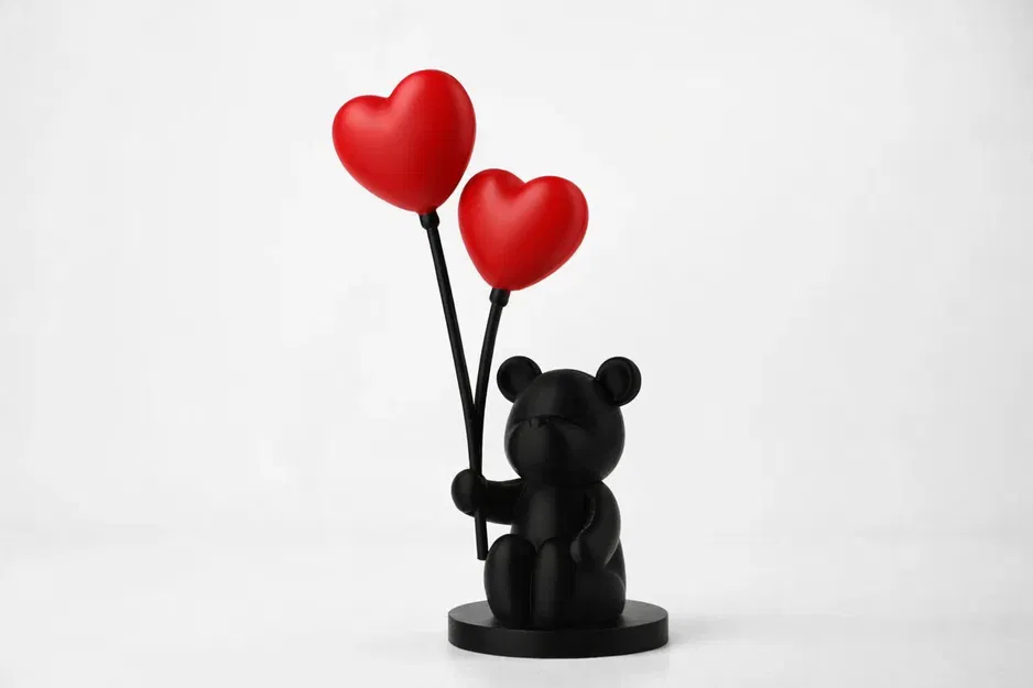 Tượng Gấu Cầm Bong Bóng Trái Tim – Nghệ Thuật Lãng Mạn - Image 1