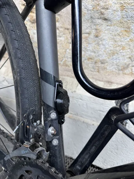 Giá đỡ AirTag cho xe đạp gắn ốc giá bình nước - Image 1